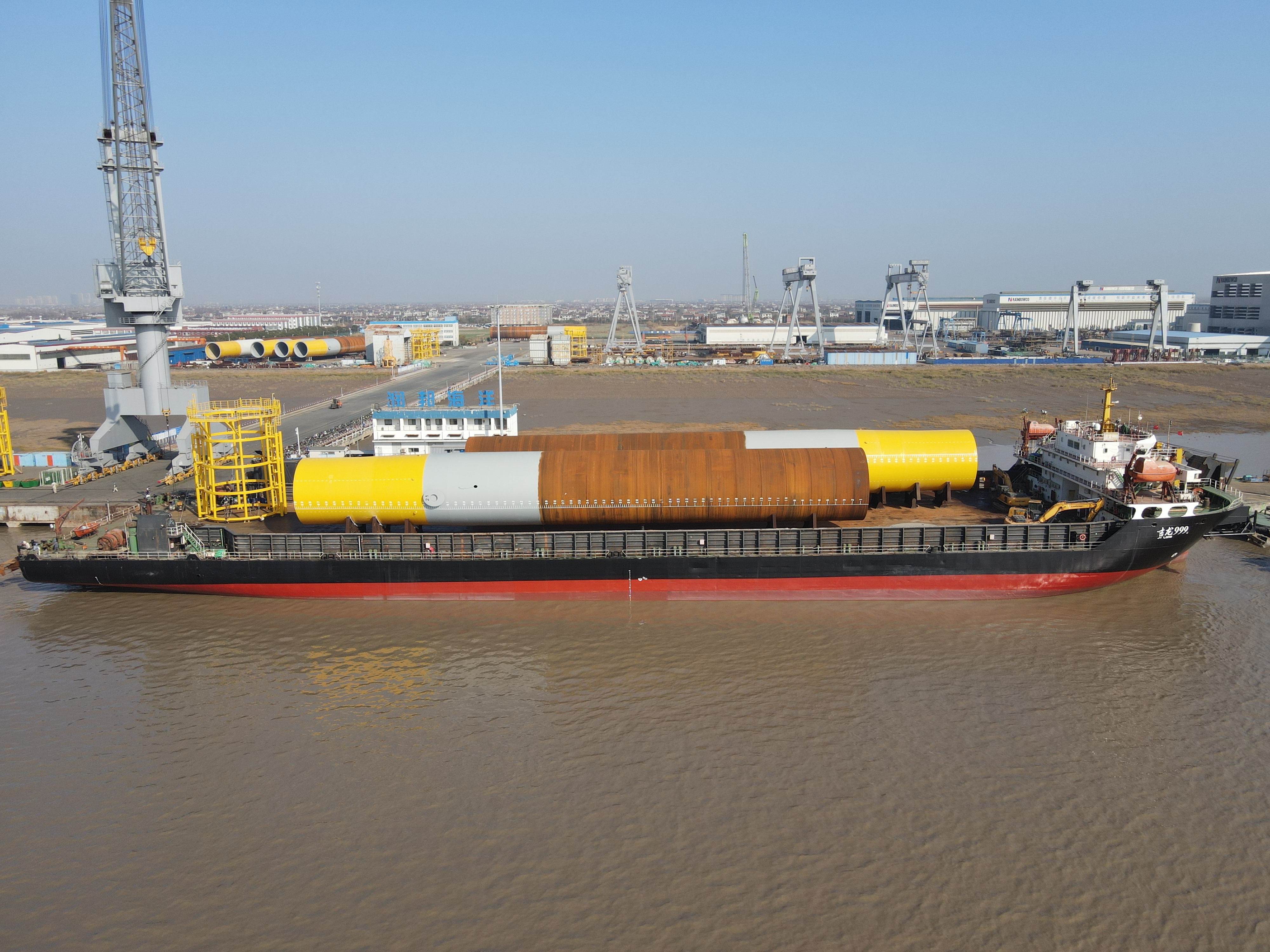 迎新年 保發運——子公司潤邦海洋順利發運大連花園口海上風電項目多套單樁及套籠(圖1)